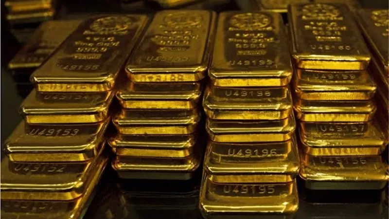 ارتفاع الذهب مع تراجع الدولار رغم إرجاء اقتراع على حزمة تحفيز أميركية