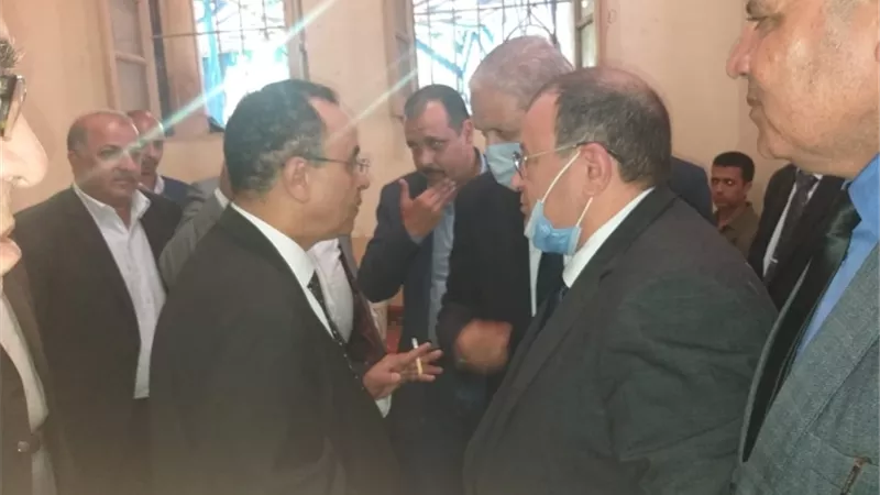 يتقدمهم 
