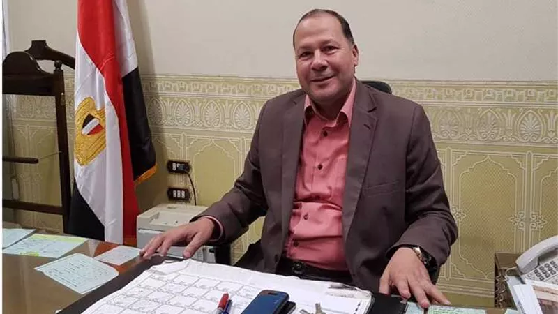 تفاصيل استغلال أحد قيادات «البحيرة للكهرباء» علاقته برئيس الشركة فى خصم  جزء من مكافأت الـ5% لصالحه ومنح مكافآت الضبطية القضائية لـ«المحاسيب»