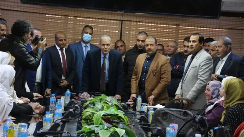 بحضور 