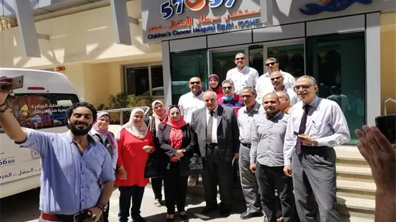 برئاسة عبد الحكم..وفد من قيادات اللجنة الرياضية بجنوب الدلتا للكهرباء يزورون مستشفى ٥٧٣٥٧