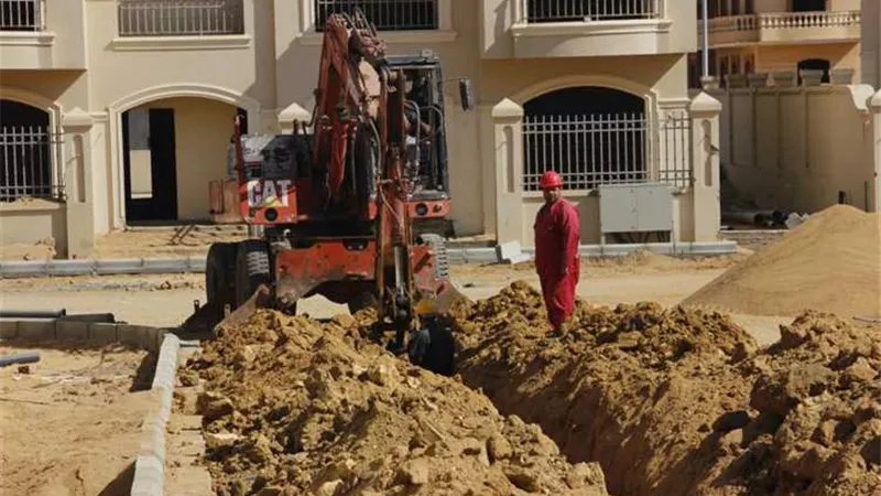 في معايشة.. «عالم الطاقة» تقضي يومًا مع أصحاب السترات الحمراء(1)