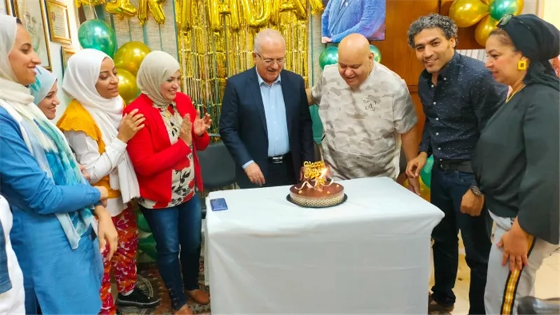 العاملون ب