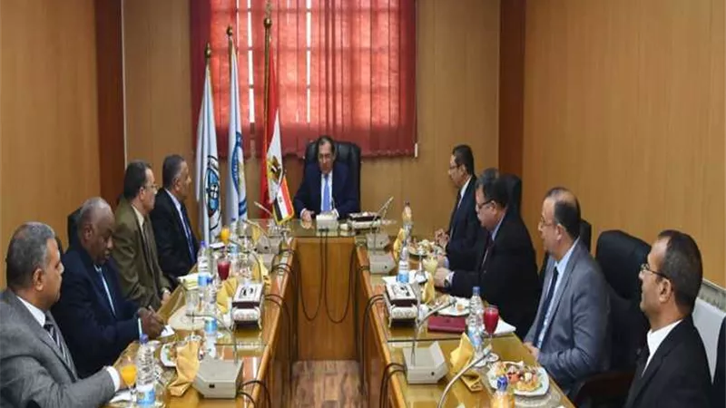 وزير البترول يجتمع بقيادات هيئة الثروة المعدنية لبحث الخطط والأهداف
