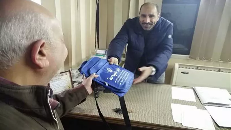 بعد فقدانه الأمل..العاملون بإيرادات زايد يعيدون الحياة لصاحب حقيبة الأموال