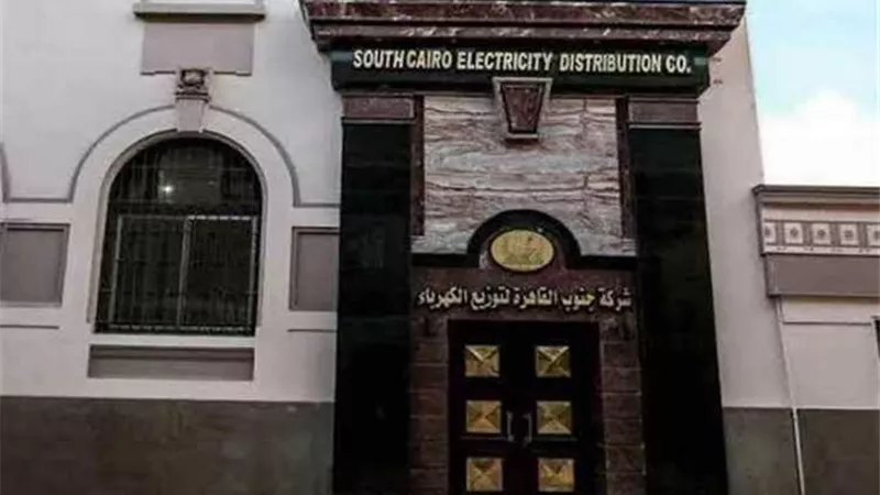 بعد انتظار ٢٠ ساعة بالمطار ..حل أزمة حجاج جنوب القاهرة للكهرباء بمطار القاهرة