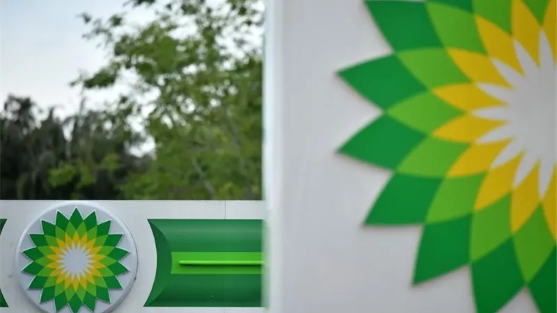 شركة BP تستهدف الاستثمار في الطاقة منخفضة الكربون بـ5 مليار دولارا سنويًا بنهاية العقد