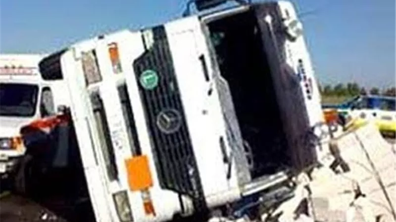 تسرب سولار بالدائري بعد تصادم سيارة نقل تابعة لشركة قطاع خاص