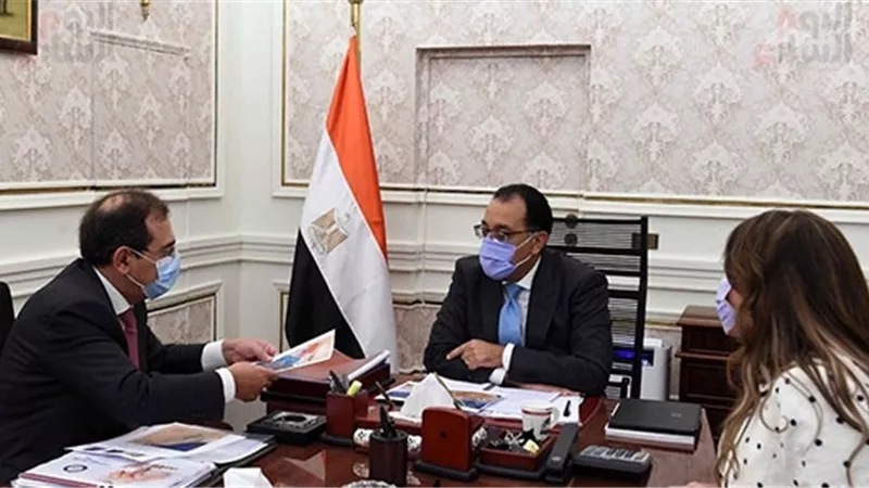 رئيس الوزراء يتابع مع وزير البترول موقف المشروعات الجاري تنفيذها