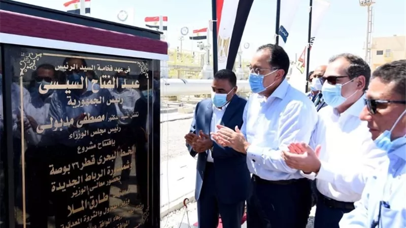 رئيس الوزراء يشهد تشغيل خط الشحن والشمندورة البحرية الجديدة بميناء الحمراء البترولي