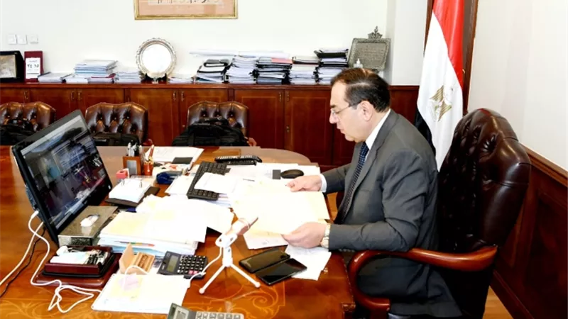وزير البترول : الإلتزام بالخطط واستحداث اليات متطورة لتحسين الأداء بقارون للبترول