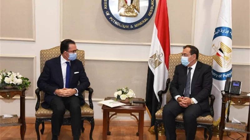 وزير البترول يبحث تعزيز التعاون مع السفير الفرنسي بالقاهرة
