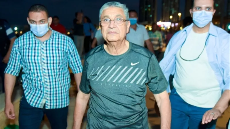 مرتديا 