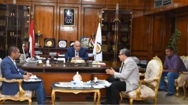محافظ قنا ورئيس غاز الأقاليم يناقشا الموقف التنفيذي لمشروع توصيل الغاز