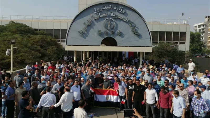 العاملون ب