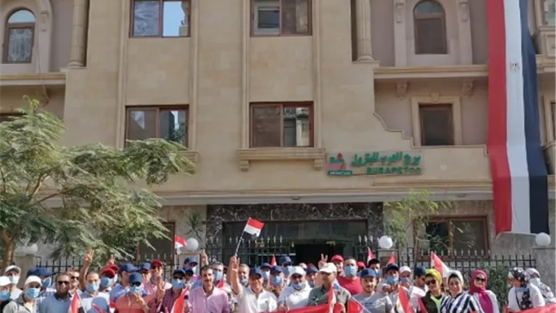 بقيادة 