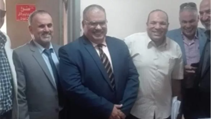 العاملون ب