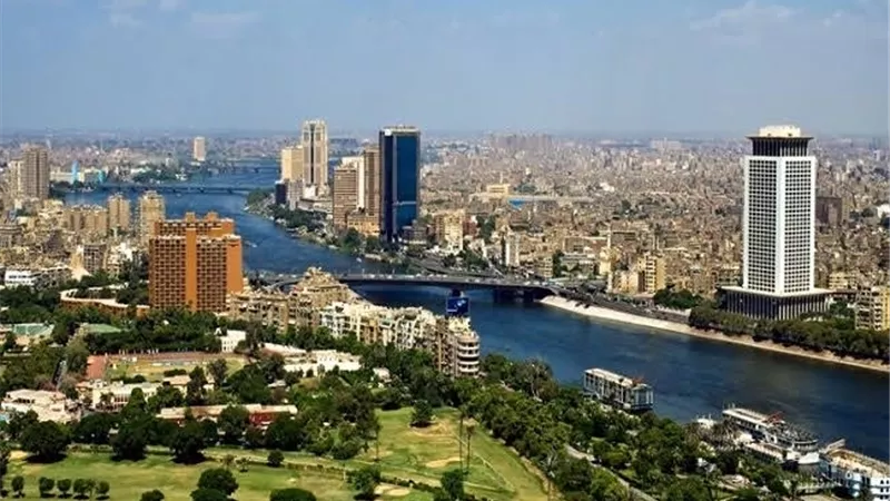 طقس اليوم مائل للحرارة نهارا ورياح على أغلب الأنحاء.. والعظمى بالقاهرة 28 درجة