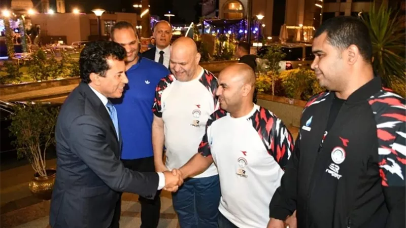 قبيل سفره لتونس..وزير الرياضة يلتقى منتخب رفع الأثقال