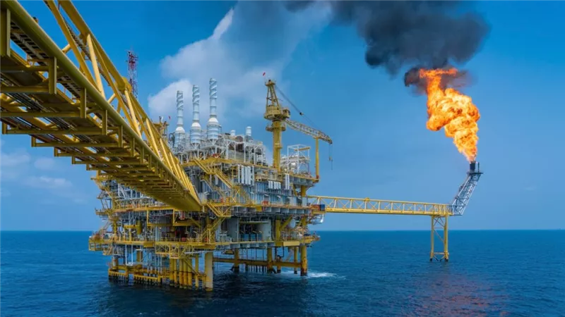 النفط يتراجع وسط قوة الدولار واحتمالات التوصل لوقف لإطلاق النار في غزة