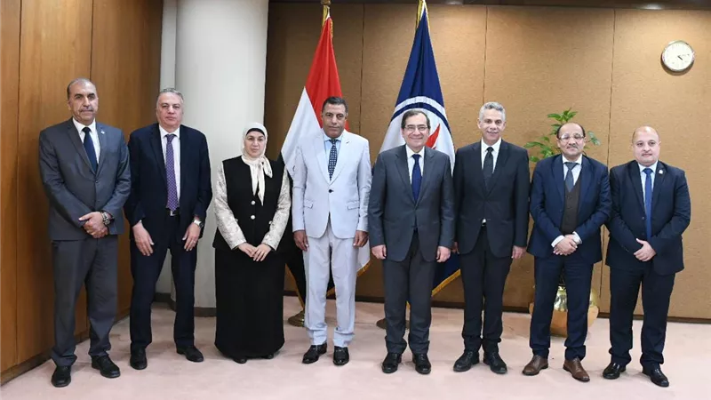 وزير البترول يثني على  أداء «النيل للبترول» وتوسعها فى تقديم خدمات تموين السيارات بالغاز