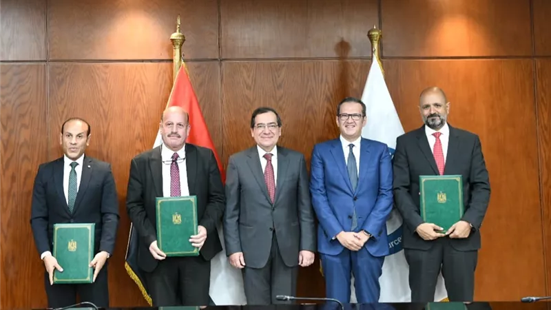 توقيع اتفاقيتين للخدمات الاستكشافية والانتاجية فى بعض مناطق الحقول المتقادمة بخليج السويس