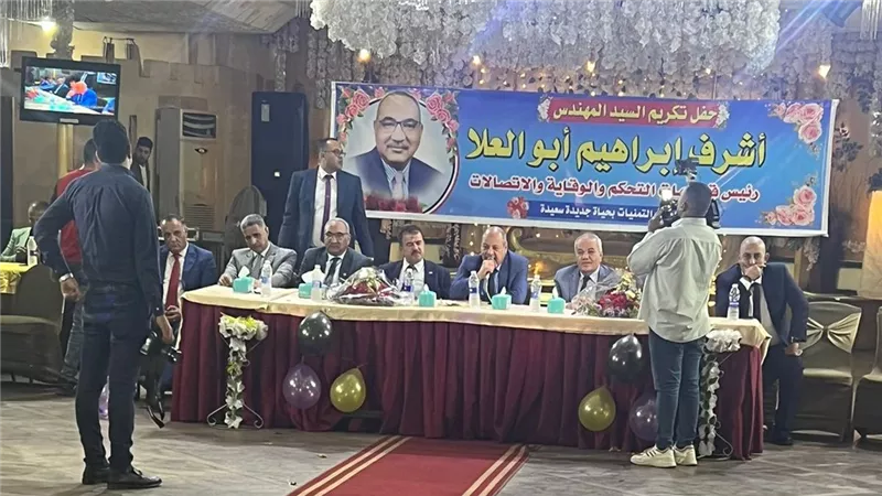 بحضور قيادات «الكهرباء».. احتفالية خاصة بمناسبة بلوغ رئيس قطاعات التحكم بـ«جنوب القاهرة»سن المعاش