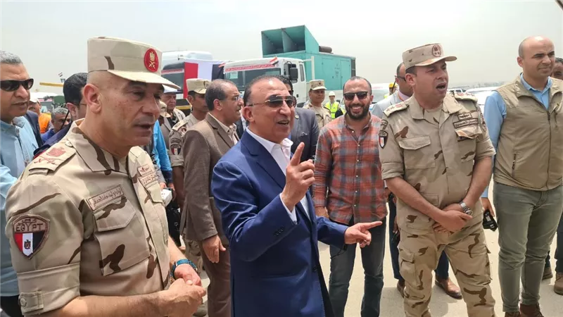 اصطفاف سيارات ومعدات لشركة الإسكندرية لتوزيع الكهرباء ومدي جاهزيتها للطوارئ بمطار النزهة 