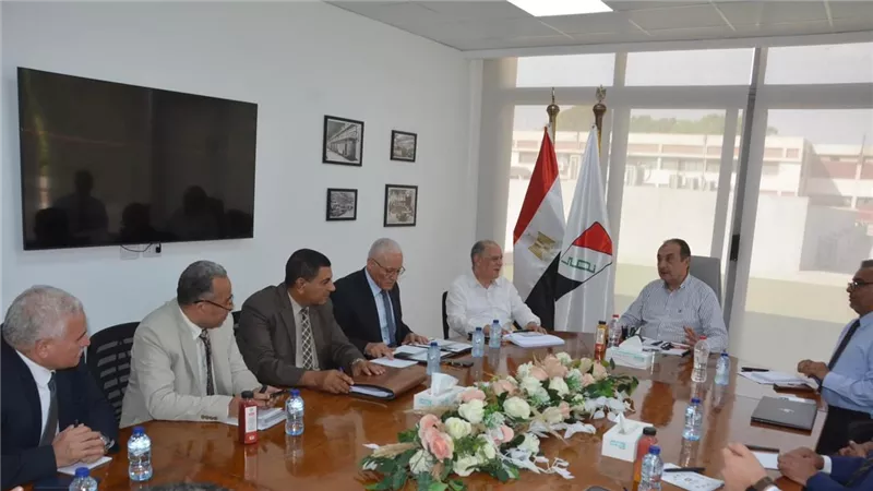 وزير قطاع الأعمال يجتمع بالأعضاء المنتدبين لشركات القابضة للصناعات المعدنية