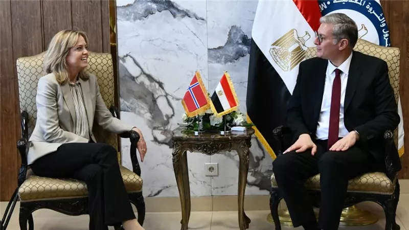 وزير البترول يبحث مع سكاتك النرويجية آخر مستجدات مشروع إنتاج الهيدروجين الأخضر