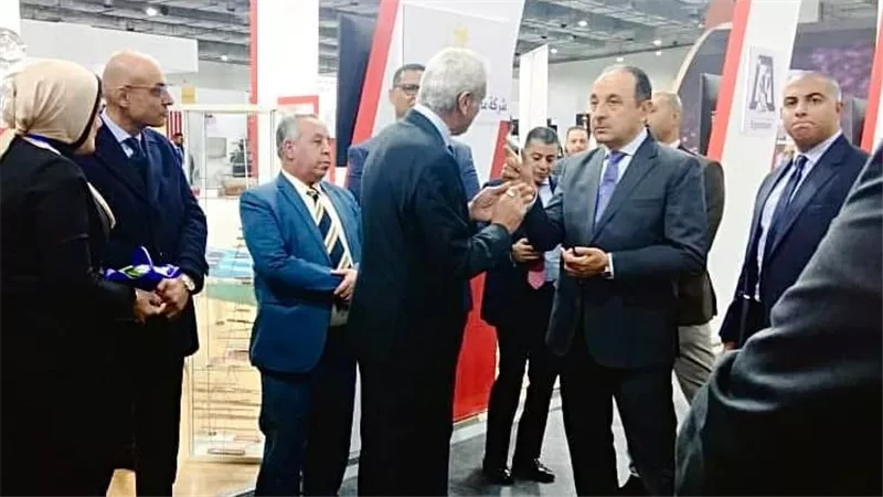 وزير قطاع الأعمال العام يتفقد جناح الشركات التابعة في المعرض الدولي الثالث للصناعة