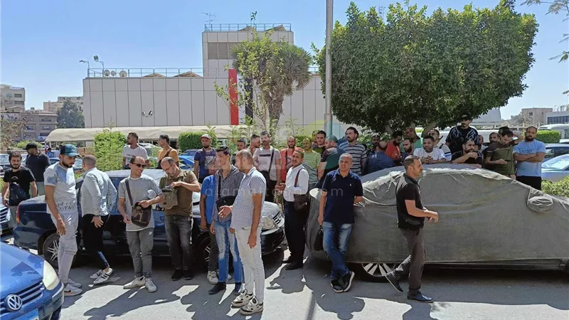 صور وفيديو.. اعتصام محصلين المقاول بشركة ناتجاس بسبب الحد الأدني للأجور