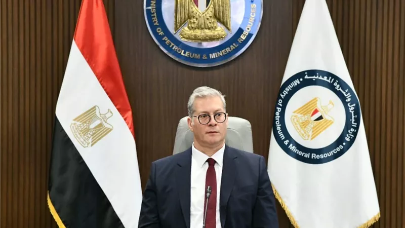 في السابعة مساءا.. وزير البترول يزور 