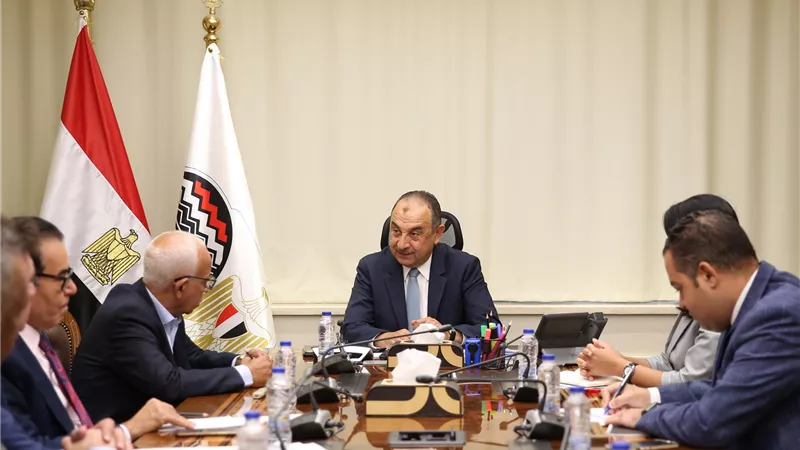 وزير قطاع الأعمال العام يعقد لقاء مع ممثلي الاتحاد العام لنقابات عمال مصر بالشركات القابضة التابعة للوزارة