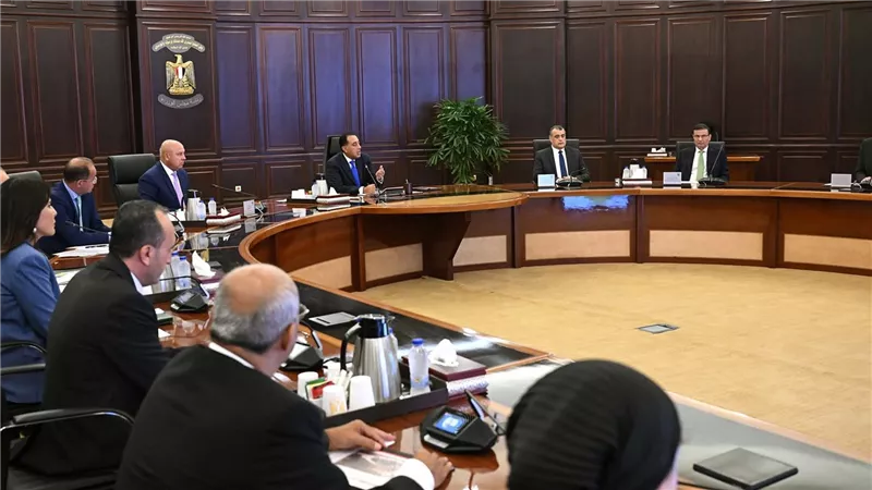 رئيس الوزراء يتابع جهود توفير المنتجات البترولية لقطاعي الصناعة والزراعة والقطاعات التنموية المختلفة