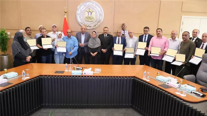 وزير الكهرباء يسلّم عدد من العاملين المتميزين رحلات عمرة مجانية