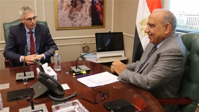 وزير الكهرباء يبحث مع 