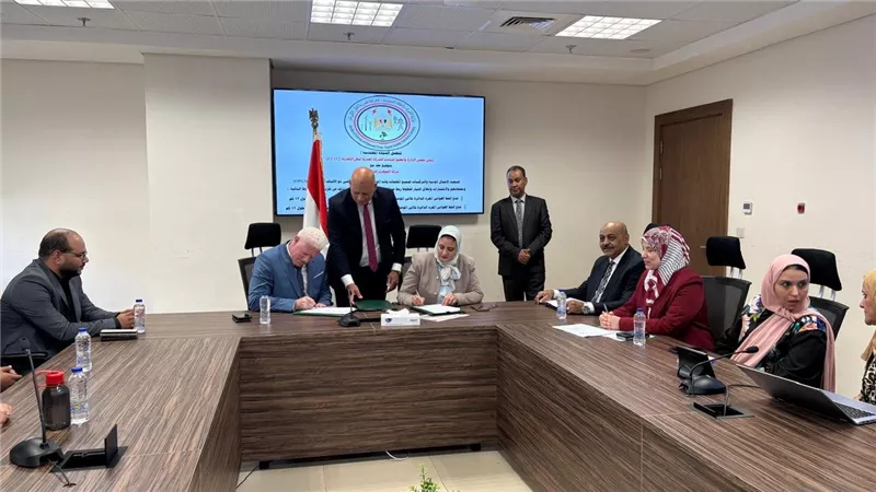 “نقل الكهرباء” توقع عقدًا جديدًا لدعم مشروعات الطاقة المتجددة وتعزيز استقرار الشبكة القومية