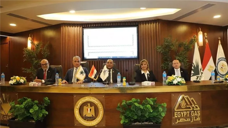 استقبال حافل لرئيس نقابة البترول عباس صابر بشركة غاز مصر.. وقنديل يرحب بمشاركته في ندوة قانون العمل الجديد