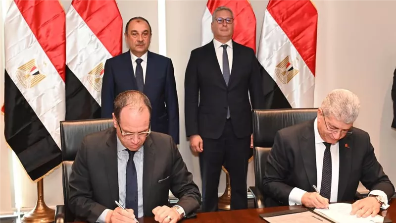 توقيع عقد بين إيجوث وبتروجيت لإعادة تأهيل وتشغيل فندق 