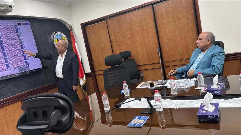الوزير يتفقد غرفة عمليات المراقبة ومركز خدمات عملاء الشيخ زايد بشركة القناة لتوزيع الكهرباء