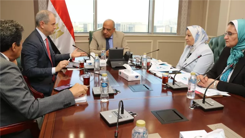 وزير الكهرباء يبحث مع مسئولي الكازار الإماراتية زيادة الاستثمارات في الطاقة المتجددة