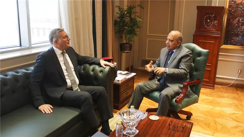 وزيرا الكهرباء والبترول يناقشان خطة العمل لخفض استخدام الوقود الأحفوري