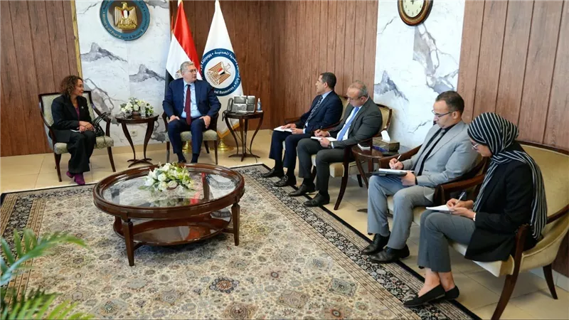 وزير البترول يبحث مع فالكو الأمريكية خطط التوسع واستخدام الطاقة المتجددة في حقولها بمصر