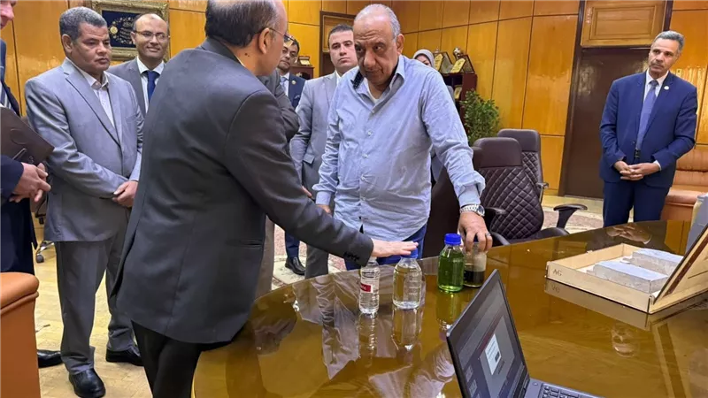 وزير الكهرباء يتابع مستجدات توطين صناعة بطاريات أيون الليثيوم والخلايا الكهروضوئية 