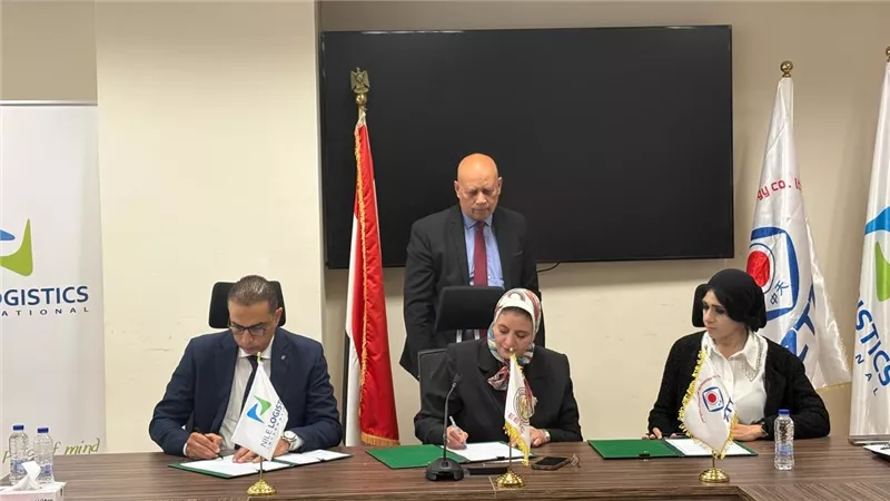 «نقل الكهرباء» توقع عقد تصنيع وتوريد السلك الأرضي وملحقاته لمخازن الشركة مع تحالف شركات صينية ومصرية