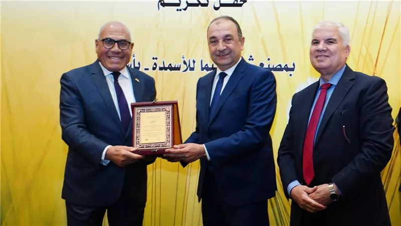 وزير قطاع الأعمال العام يكرم الشركات المصرية المشاركة في أعمال صيانة بشركة 