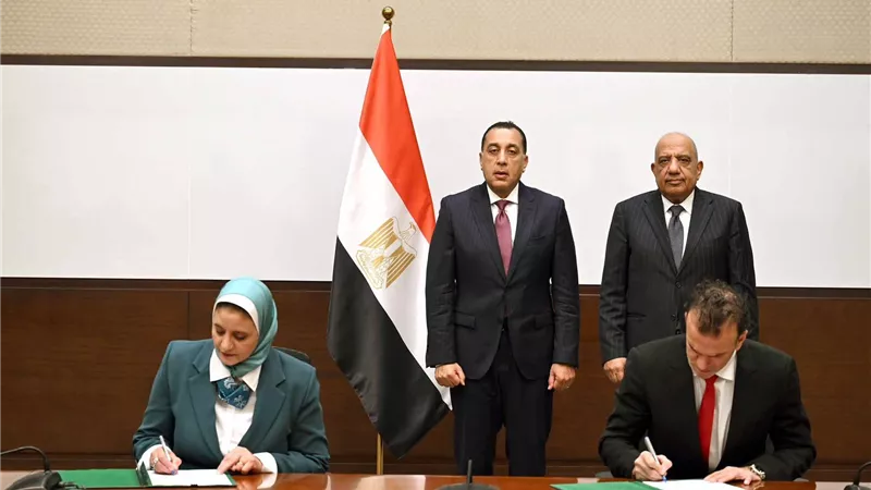 رئيس الوزراء  يشهد توقيع تعاون بين  المصرية لنقل الكهرباء وشركة 
