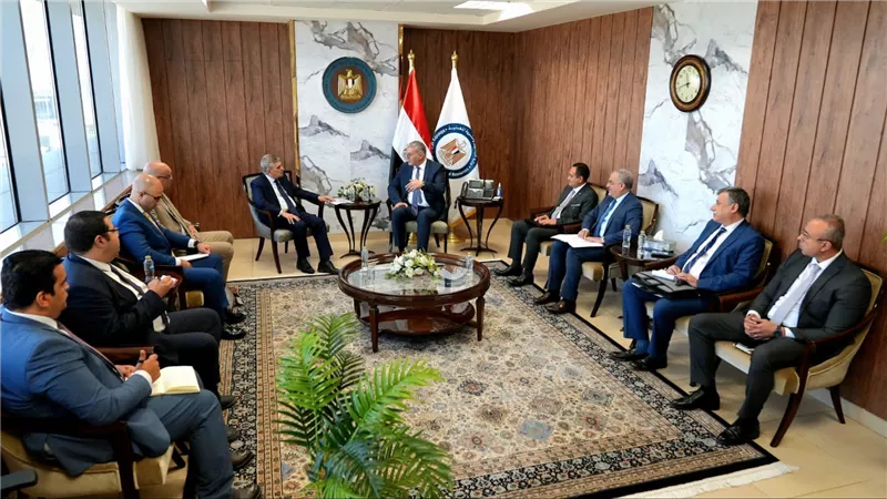 وزير البترول يبحث مع رئيس هيئة قناة السويس إقامة محطة لتسييل وتخزين الغاز الطبيعي ببورسعيد لتموين قاطرات الهيئة