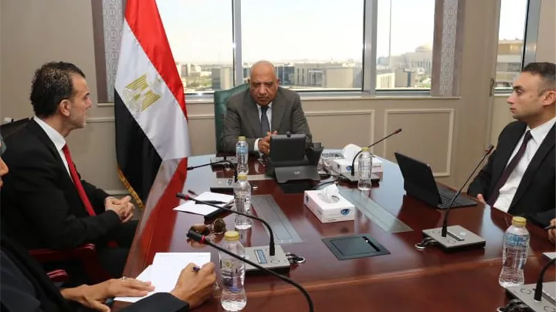 وزير الكهرباء يبحث مع 